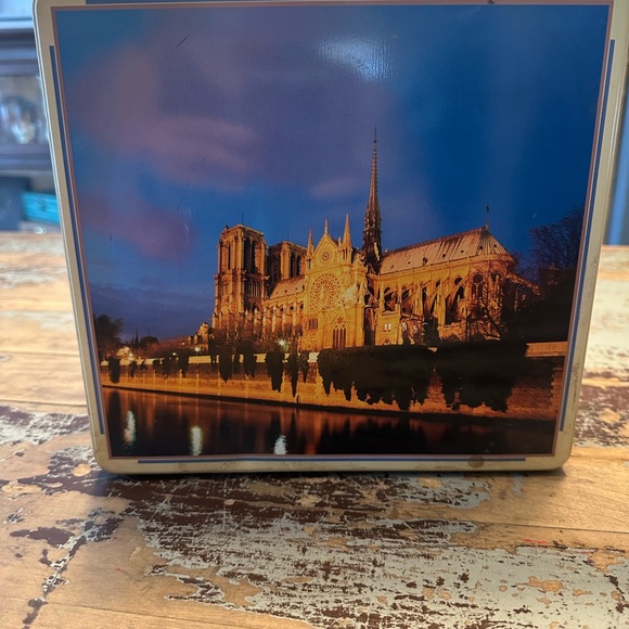 Vintage Parisian Tin! Excellent condition, features major scenes in Paris! - Picture 3 of 5